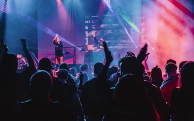 意昂体育球迷社区热烈讨论比赛话题的虚拟场景